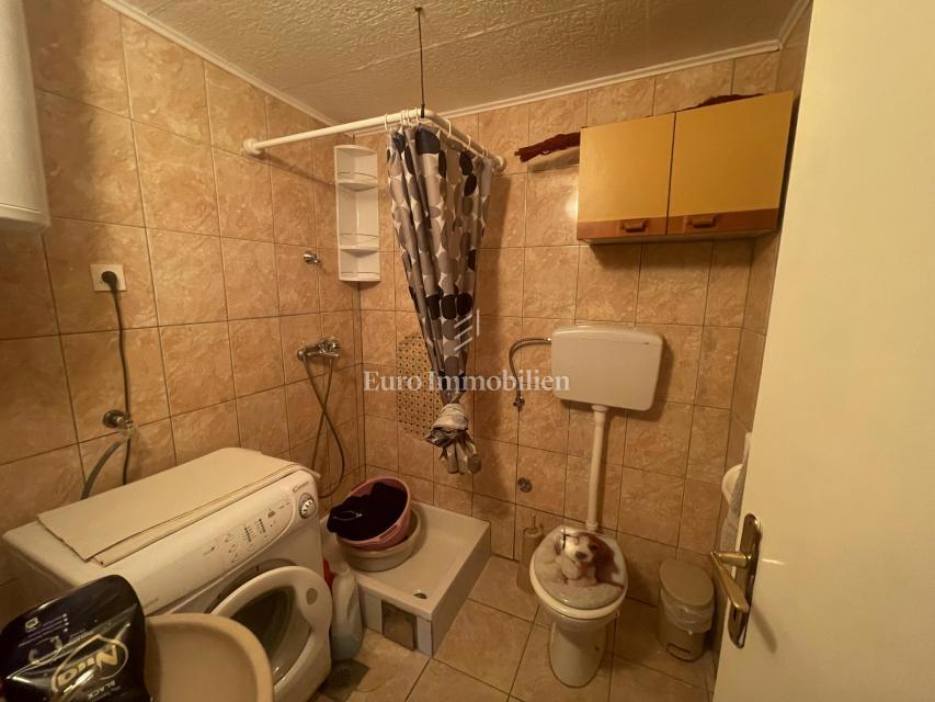 Donji Karin – casa con 6 appartamenti, prima fila al mare