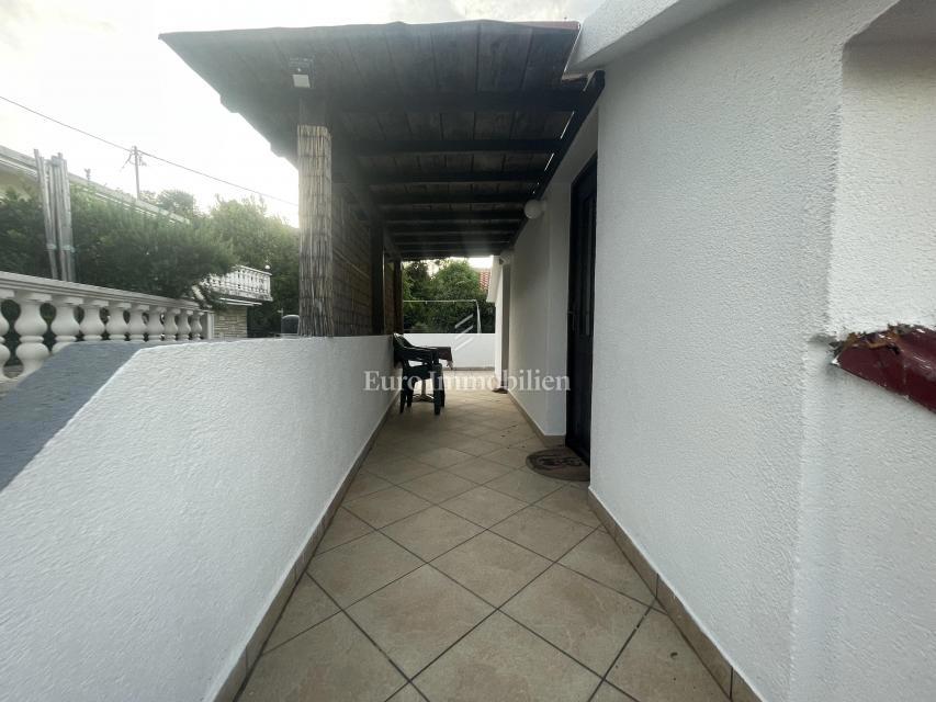 Donji Karin – casa con 6 appartamenti, prima fila al mare