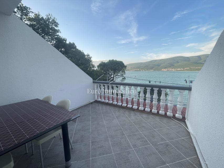 Donji Karin – casa con 6 appartamenti, prima fila al mare