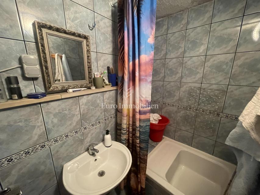 Donji Karin – casa con 6 appartamenti, prima fila al mare