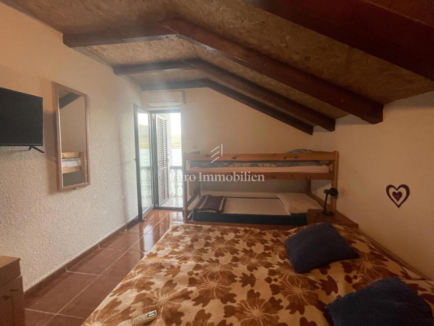 Donji Karin – casa con 6 appartamenti, prima fila al mare