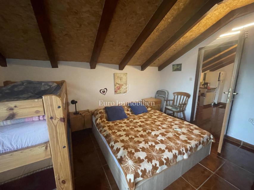 Donji Karin – casa con 6 appartamenti, prima fila al mare