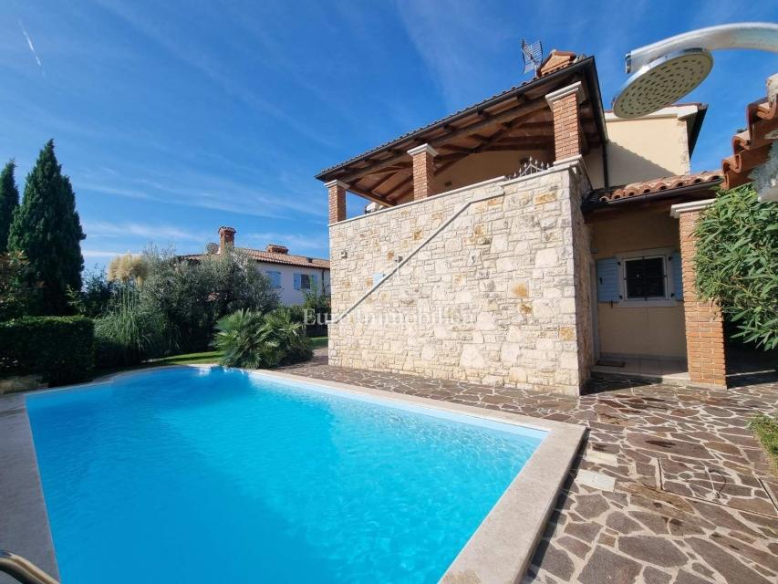 Casa con piscina, a 1 km dal mare