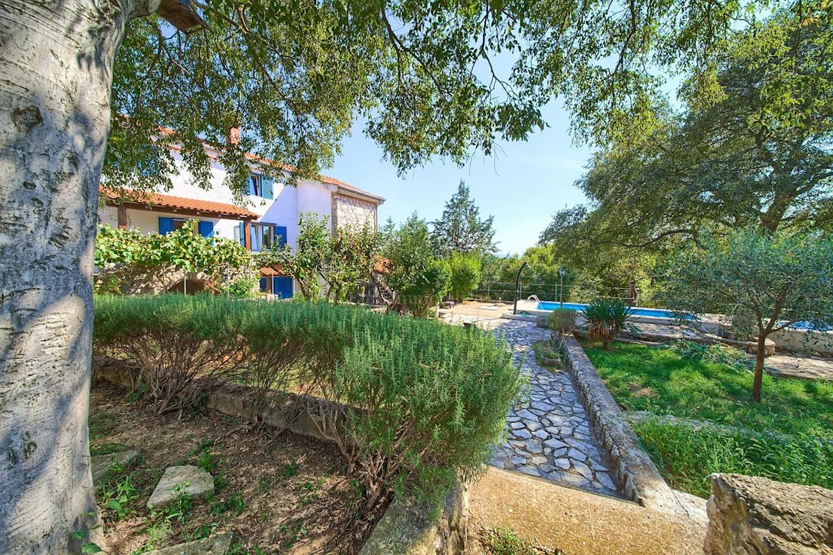 Casa ristrutturata con piscina e ampie terrazze! Vrbnik-dintorni! 