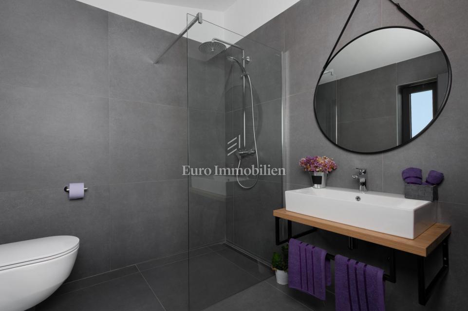 Nuova casa con piscina - dintorni di Albona