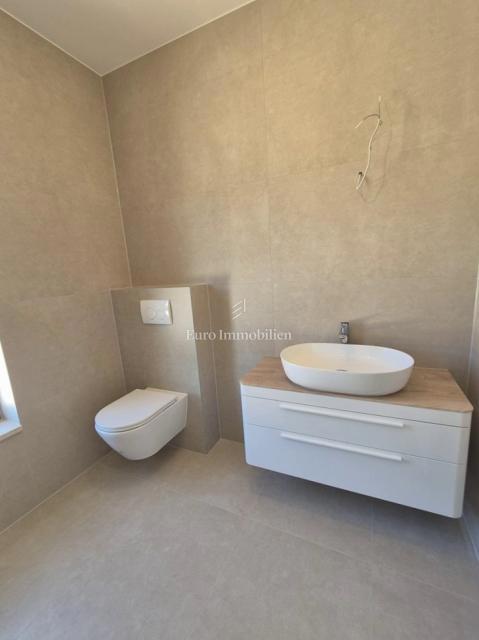 Villa familiare con piscina, nuova costruzione Betina