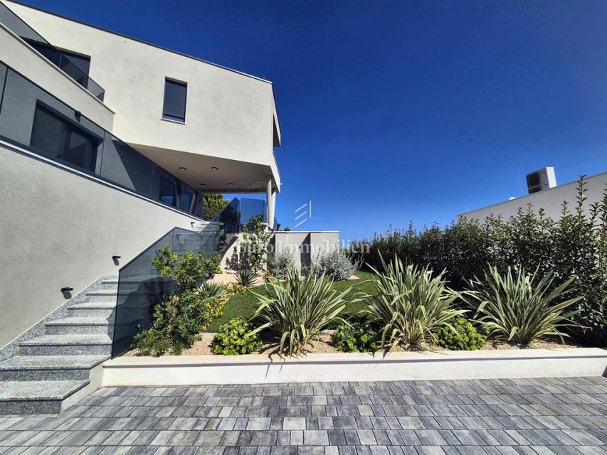 Villa familiare con piscina, nuova costruzione Betina