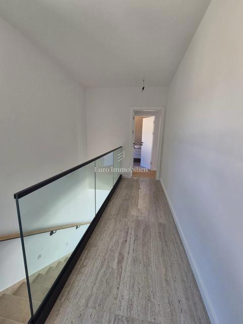 Villa familiare con piscina, nuova costruzione Betina