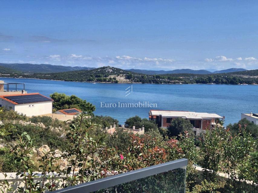 Villa familiare con piscina, nuova costruzione Betina