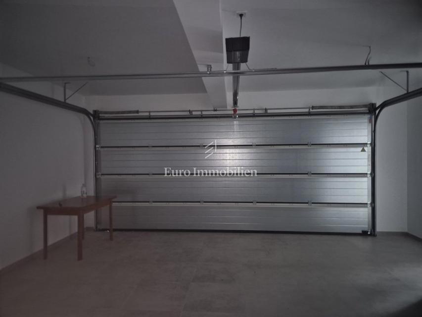 Villa familiare con piscina, nuova costruzione Betina