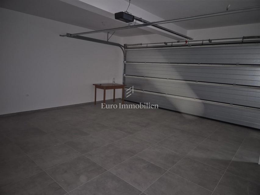 Villa familiare con piscina, nuova costruzione Betina