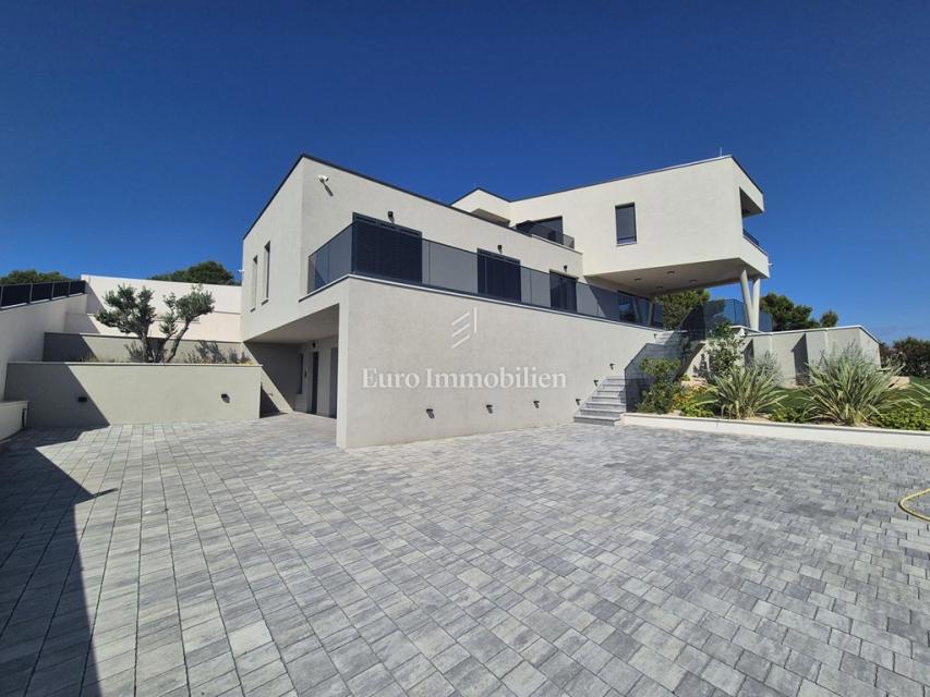 Villa familiare con piscina, nuova costruzione Betina