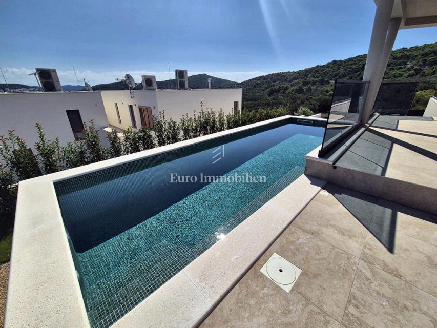 Villa familiare con piscina, nuova costruzione Betina