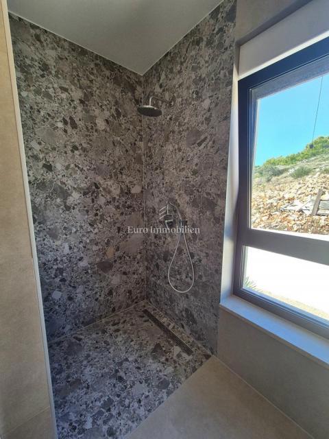 Villa familiare con piscina, nuova costruzione Betina