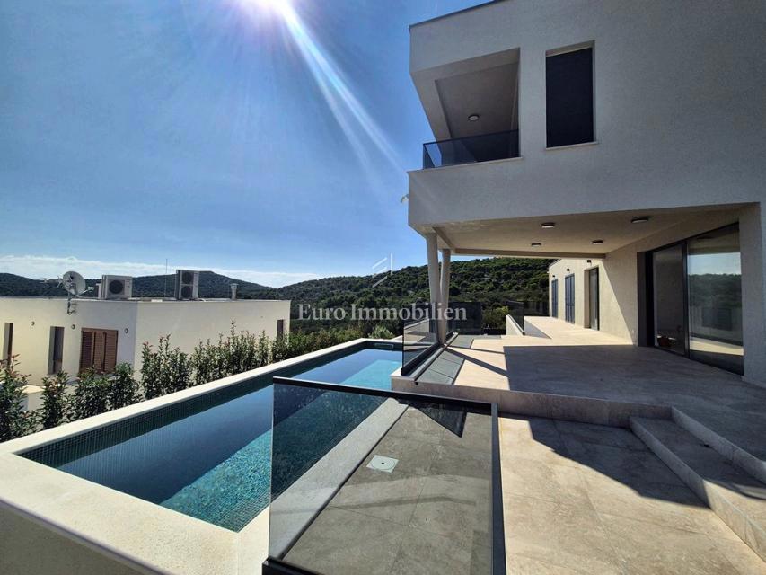 Villa familiare con piscina, nuova costruzione Betina