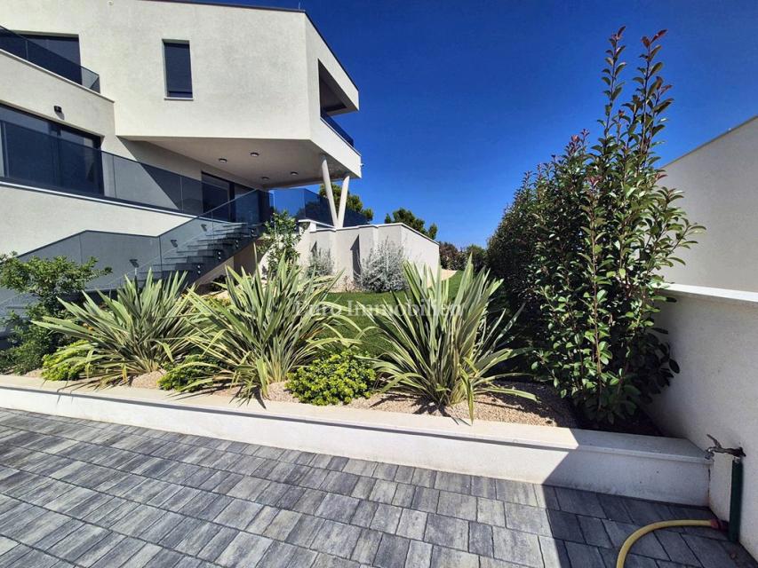 Villa familiare con piscina, nuova costruzione Betina