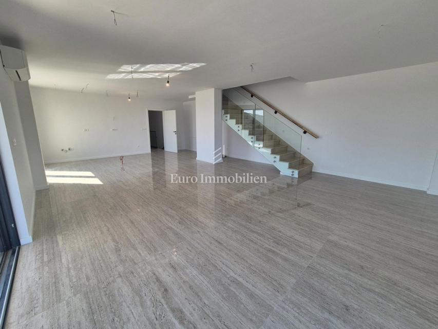 Villa familiare con piscina, nuova costruzione Betina