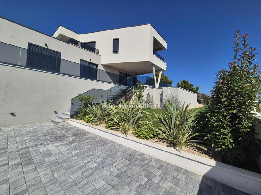 Villa familiare con piscina, nuova costruzione Betina