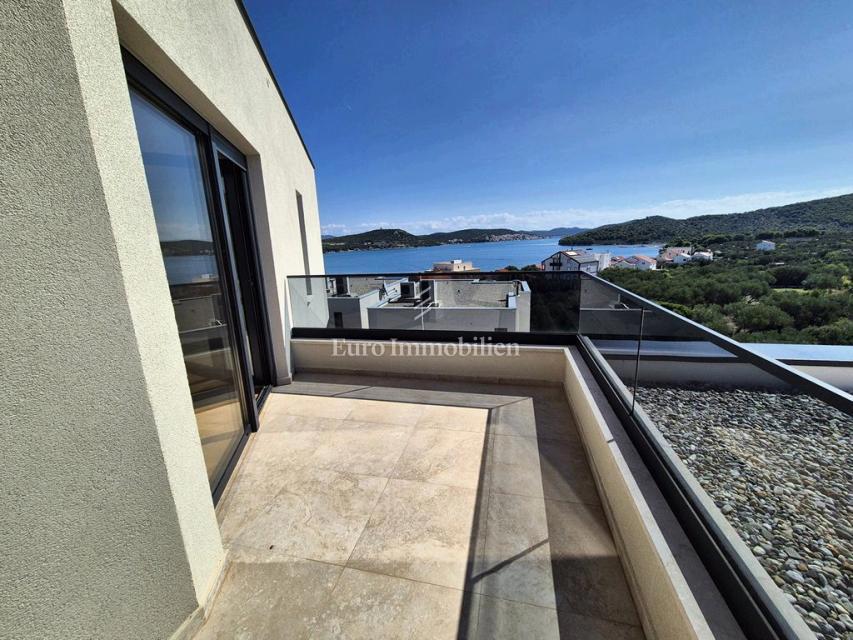 Villa familiare con piscina, nuova costruzione Betina