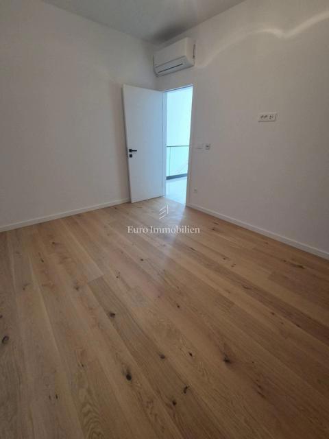 Villa familiare con piscina, nuova costruzione Betina