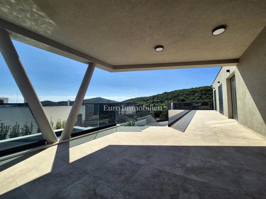 Villa familiare con piscina, nuova costruzione Betina