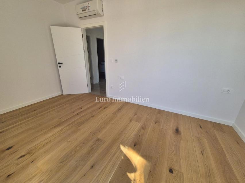 Villa familiare con piscina, nuova costruzione Betina