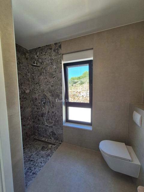 Villa familiare con piscina, nuova costruzione Betina