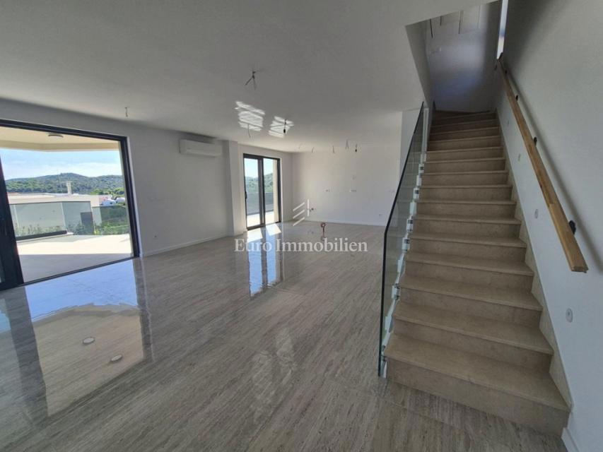 Villa familiare con piscina, nuova costruzione Betina