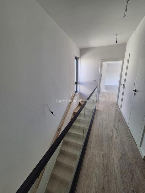 Villa familiare con piscina, nuova costruzione Betina