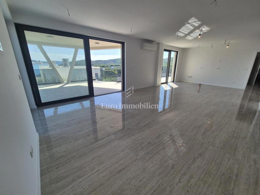 Villa familiare con piscina, nuova costruzione Betina