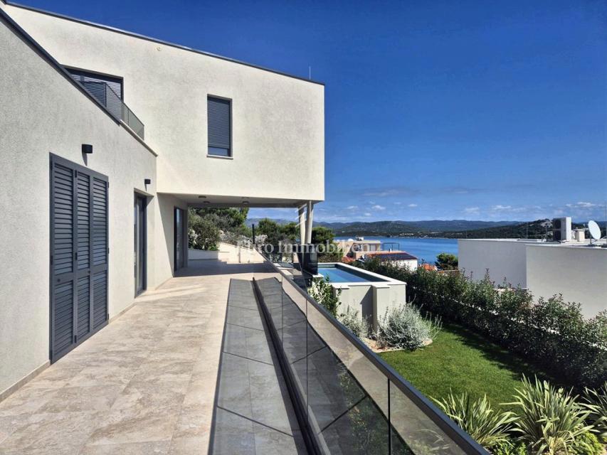 Villa familiare con piscina, nuova costruzione Betina