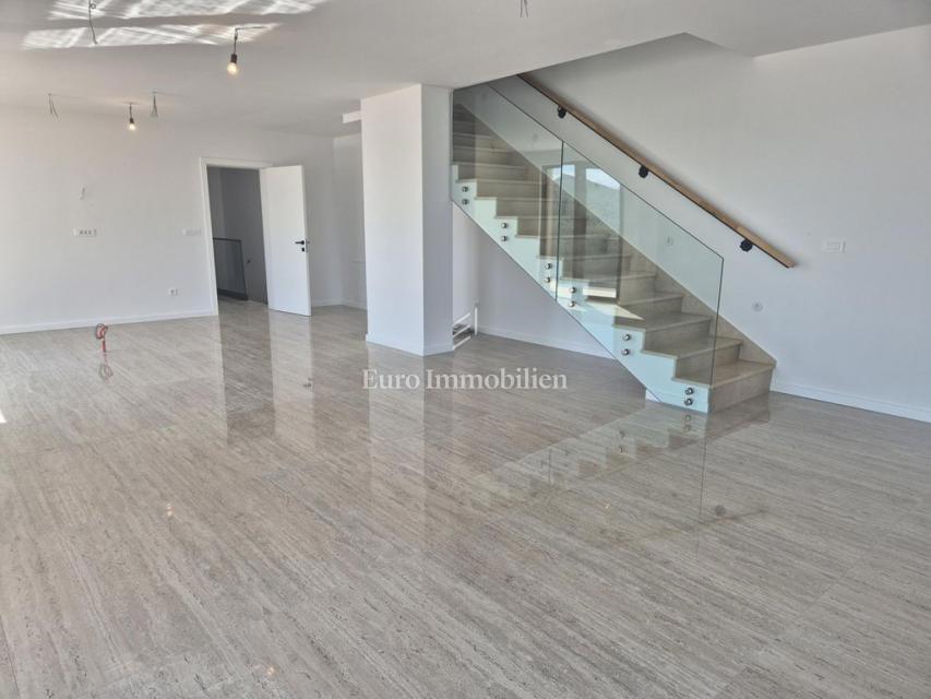 Villa familiare con piscina, nuova costruzione Betina