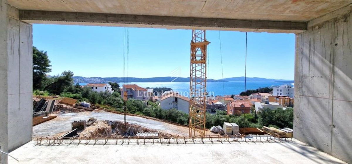 Apartments under construction with a shared pool and beautiful sea views!