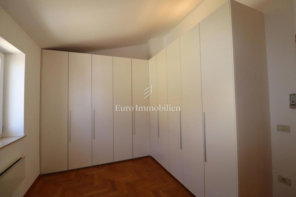 NOVIGRAD !!! Appartamento con terrazza panoramica di 52 m2 e garage