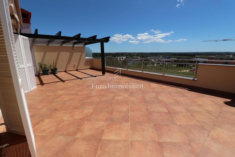 NOVIGRAD !!! Appartamento con terrazza panoramica di 52 m2 e garage