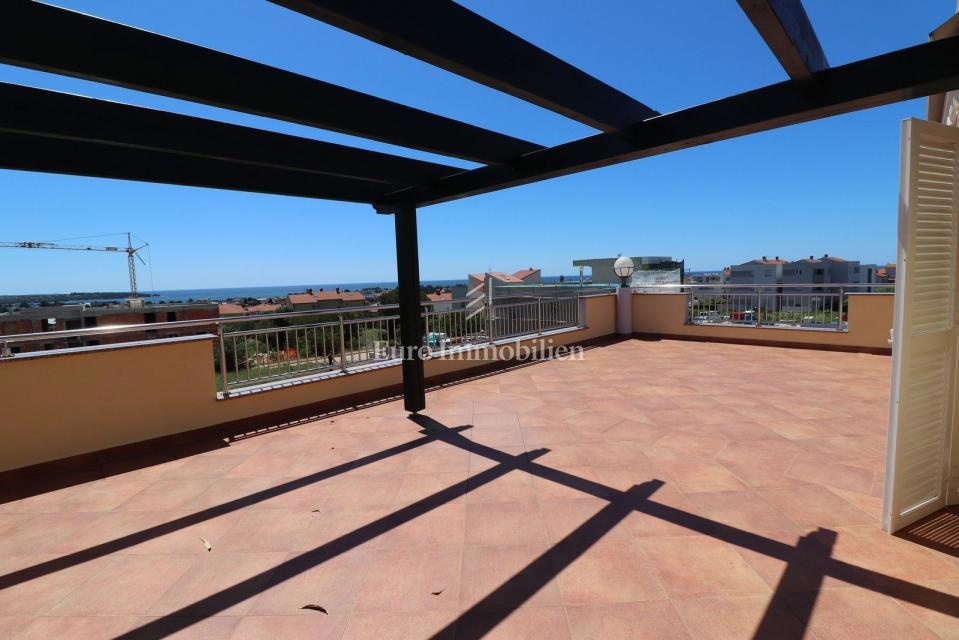 NOVIGRAD !!! Appartamento con terrazza panoramica di 52 m2 e garage