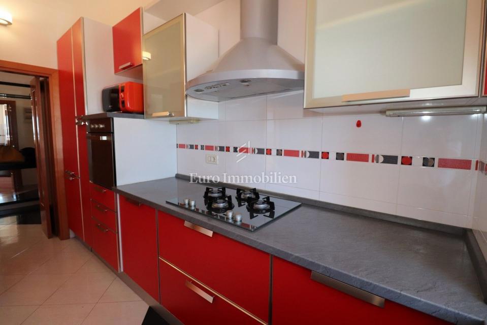 NOVIGRAD !!! Appartamento con terrazza panoramica di 52 m2 e garage