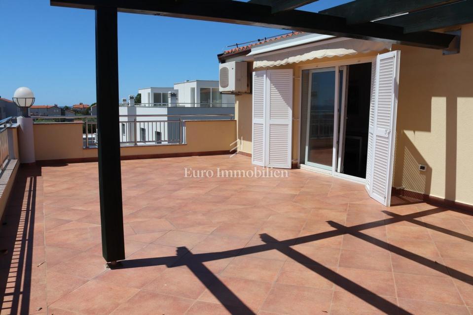 NOVIGRAD !!! Appartamento con terrazza panoramica di 52 m2 e garage