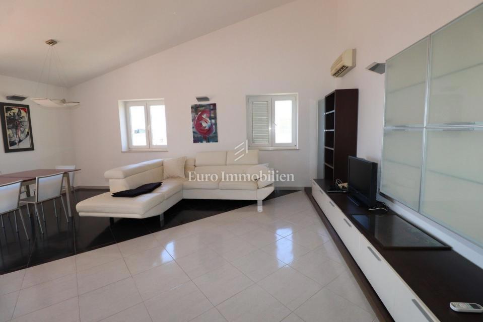 NOVIGRAD !!! Appartamento con terrazza panoramica di 52 m2 e garage