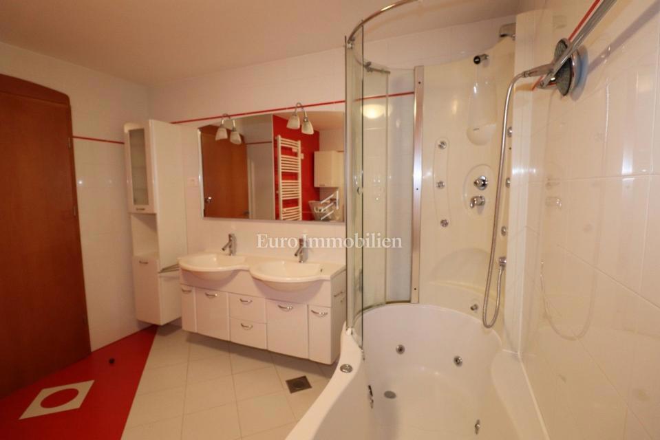 NOVIGRAD !!! Appartamento con terrazza panoramica di 52 m2 e garage