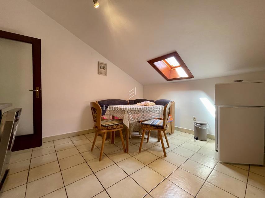 Isola di Krk, Omišalj - casa con 5 appartamenti