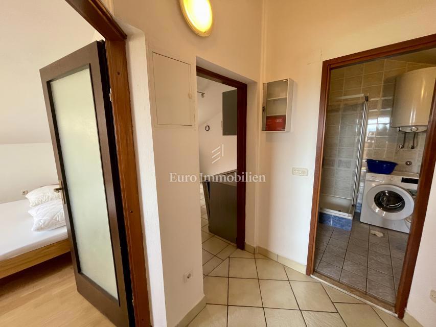 Isola di Krk, Omišalj - casa con 5 appartamenti