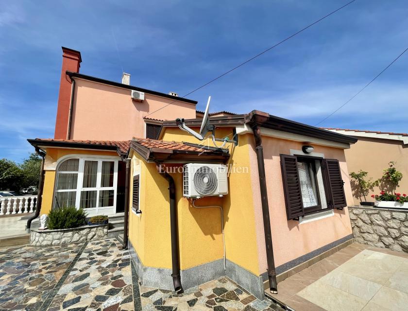 Isola di Krk, Omišalj - casa con 5 appartamenti