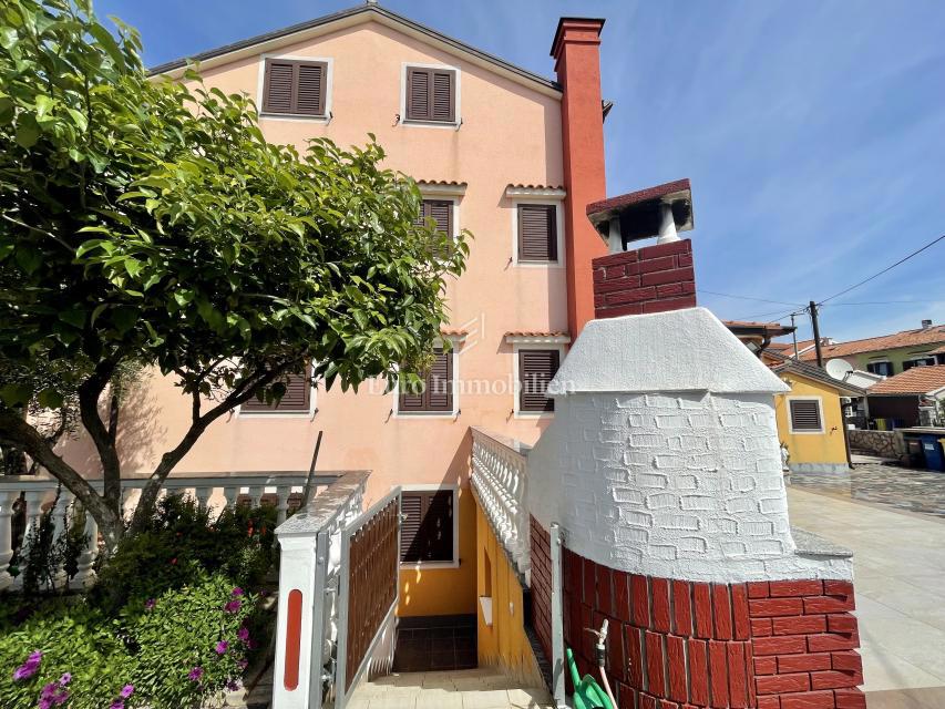 Isola di Krk, Omišalj - casa con 5 appartamenti