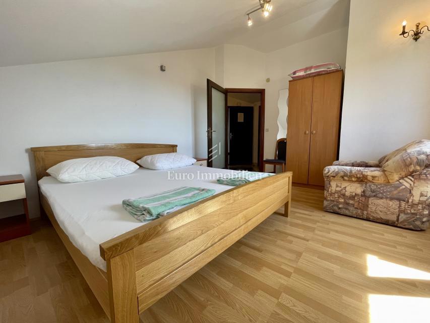 Isola di Krk, Omišalj - casa con 5 appartamenti