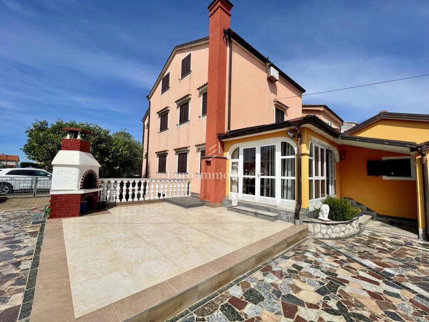 Isola di Krk, Omišalj - casa con 5 appartamenti