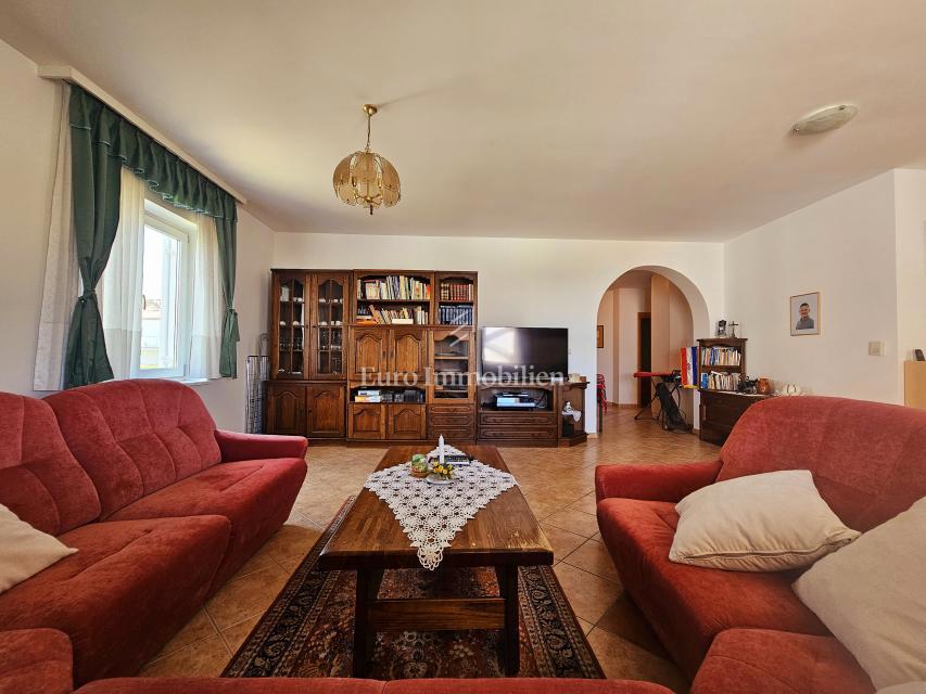 Malinska - casa spaziosa con tre appartamenti