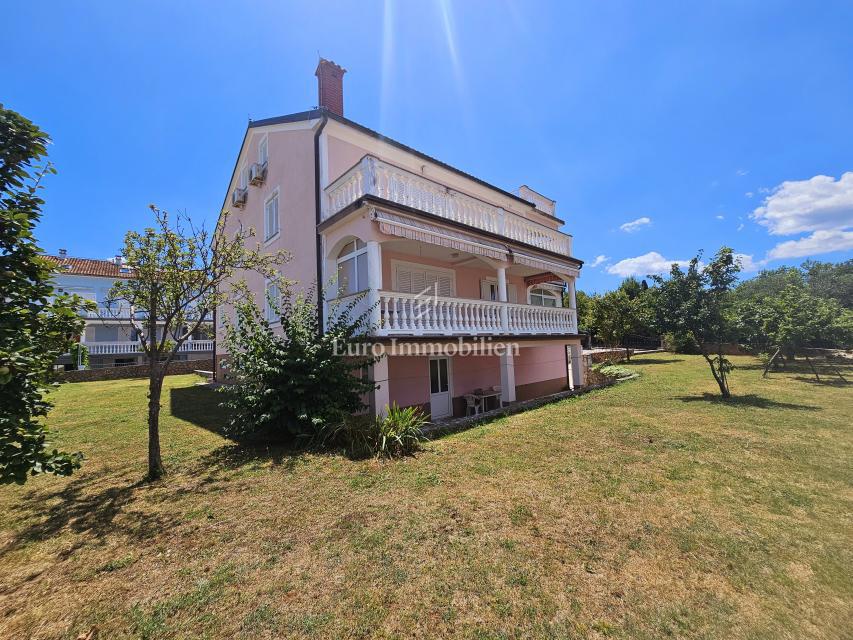 Malinska - casa spaziosa con tre appartamenti