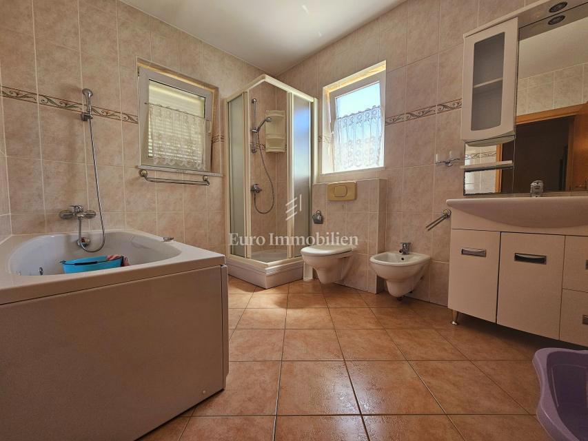 Malinska - casa spaziosa con tre appartamenti