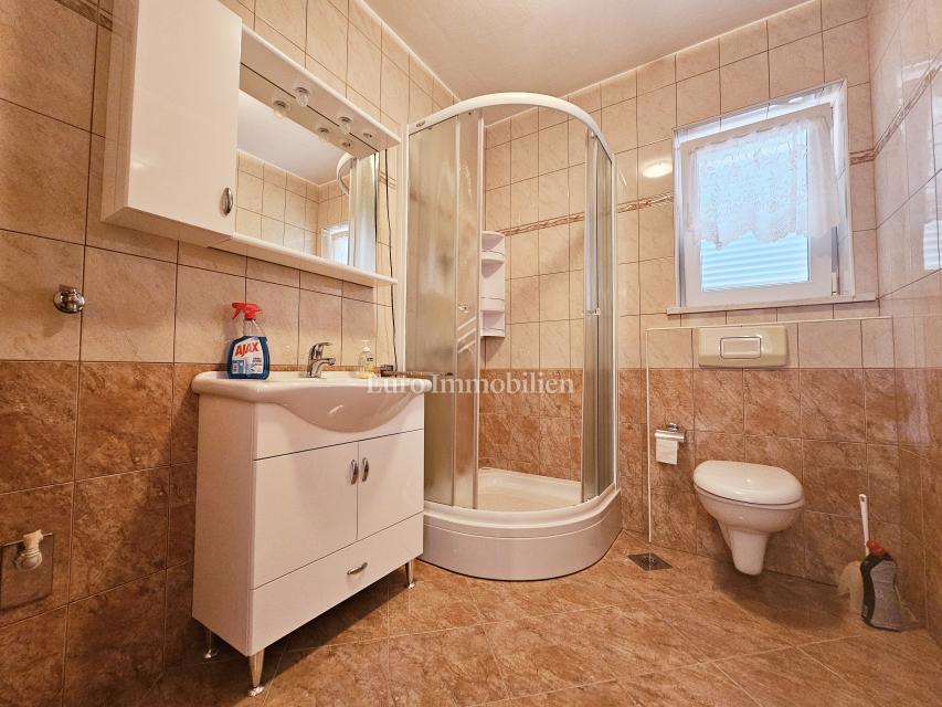 Malinska - casa spaziosa con tre appartamenti